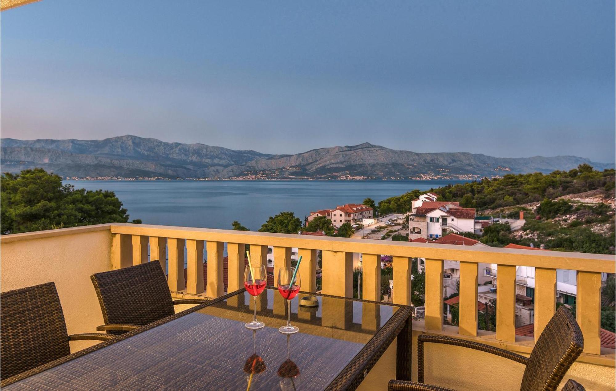 Nice Home In Postira With Outdoor Swimming Pool Exteriér fotografie